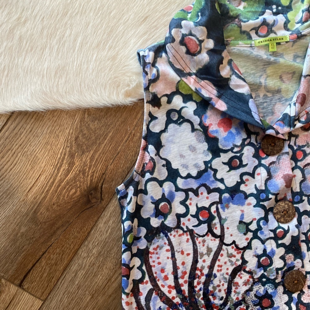 Trisha Tyler short sleeve top with a vibrant floral pattern - Picture 6 of 7